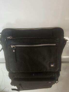 Wise Owl Classic Black Leather Messenger Bag with Front Zip Pocket